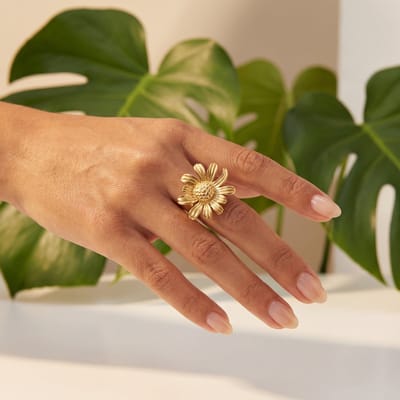 Lundholm Marguerite Ring Dames Goudkleurig - Happy Daisy Statement Ring - Premium Stainless Steel Gold PVD Plated - Bloem Madeliefje Verstelbaar One Size Grote Ring Goud - Vrouwen Cadeautjes Cadeau voor Haar - Scandinavisch Design