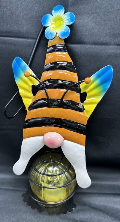 Metaal hangende solarlamp "Kabouter met bijen pakje" - meerkleurig - met LED - Hangend en staand model - met metalen ophanghaakje - hoogte 36 x 11 x 2 cm - Tuindecoratie - Tuinverlichting