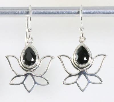 Opengewerkte zilveren lotus oorbellen met onyx