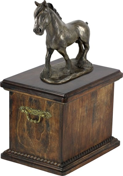 Elegante urn voor paardenas met hondenbeeldje van een Labrador