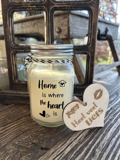 Creaties van Hier - Black & White scented candles Home is where the heart is met houten hartje – 13,5 cm – vanille
