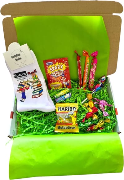Cadeau box – School – Gefeliciteerd - Studie - Bedankt Juf - Bedankt Meester - Verrassings Pakket – Geslaagd - Verjaardag - Gift box - Grappig - Cadeau voor vrouw man – Kado – Sokken - Verjaardags cadeau - Geschenkdoos –LuckyDay Socks - Maat 36-40