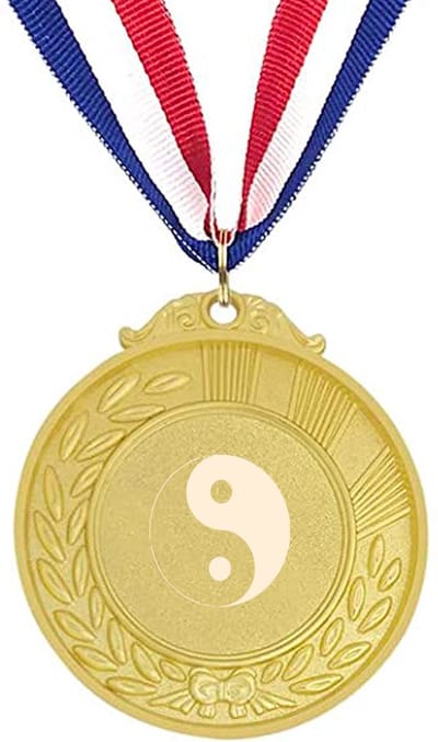 Akyol - yin yang medaille goudkleuring - Yin yang - yin yang accessoires - cadeau - gepersonaliseerd - mediteren - sleutelhanger met naam