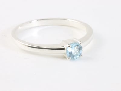 Fijne hoogglans zilveren ring met blauwe topaas - maat 17