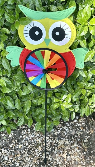 Windmolen met "Gekleurde Uil" - meerkleurig + groen - nylon + kunststof steker- dia 16 cm x hoogte 76 cm - Tuinaccessoires - Tuinstekers