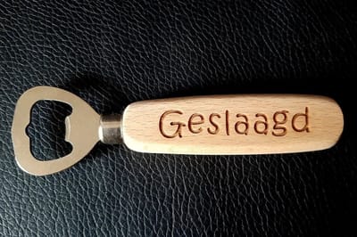 Schubie - Houten Flesopener Geslaagd - Cadeau - Bieropener - Flessenopener