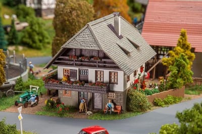 Modelbouw Huis - Diorama Gebouw - Model Spoorbaan - Historische Details - Schaal H0 - Multicolor