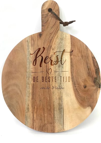 Ronde borrelplank / snijplank tekst gravure, quote: KERST DE BESTE TIJD OM TE PIEKEN. Het formaat is 40x30cm incl. handvat en 30cm doorsnede excl. handvat.