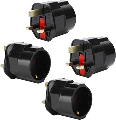 Intirilife 4x stopcontactadapter in ZWART - set van 4 UK type G naar EU Schuko stopcontact power adapter reisstekker voor bijv. UK, Ierland, Singapore, Maleisië - type G reisadapter power plug converter
