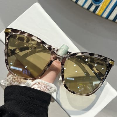 Lunettes de mode œil de chat classiques pour femmes Style bohème avec rivets en métal, Monture et verres en plastique tendance, Idéales pour les festivals, les fêtes white