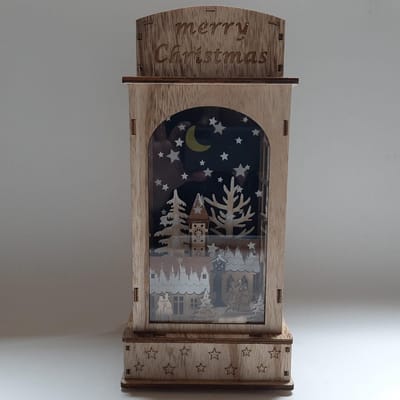 Houten kerstlantaarn – met LED & winters tafereel – 32 cm – Merry Christmas