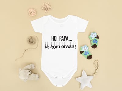 Hospitrix Baby Rompertje met Tekst "Papa, ik kom eraan III" | Korte Mouw | Cadeau voor Zwangerschap | Bekendmaking | Aankondiging | Vaderdag |