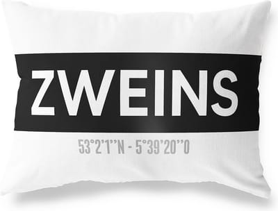 Tuinkussen ZWEINS - FRIESLAND met coördinaten - Buitenkussen - Bootkussen - Weerbestendig - Jouw Plaats - Studio216 - Modern - Zwart-Wit - 50x30cm