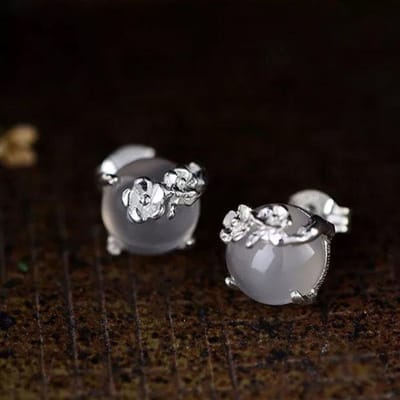 Nouveaux Boucles d'Oreilles Originales Incrustées de Calcédoine Blanche Clair de Lune Fleur de Prunier Pour les Anniversaires d'Amis gray