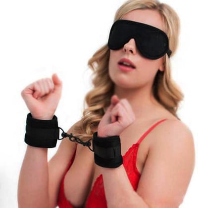 Banoch Cuffs & Blindfold | Zachte BDSM Handboeien met Klittenband | Zwart | Comfortabel & Verstelbaar | Inclusief oogmasker | bondage