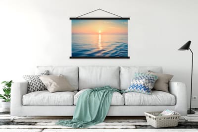 Posterhanger incl. Poster 150x100 cm - Schoolplaat - Zon - Zee - Kleuren - Textielposter - Zwarte latten