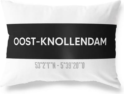 Tuinkussen OOST-KNOLLENDAM - NOORD-HOLLAND met coördinaten - Buitenkussen - Bootkussen - Weerbestendig - Jouw Plaats - Studio216 - Modern - Zwart-Wit - 50x30cm