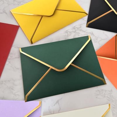150 Pcs Kleurrijke Zelfsluitende A6 Enveloppen met Gouden Rand voor Uitnodigingen, Kaarten en Foto's in 15 Assortiment Kleuren