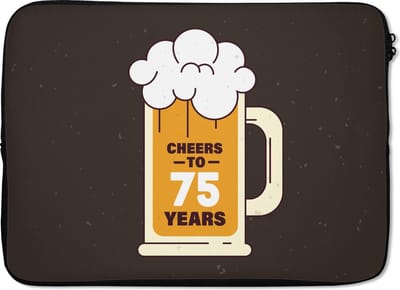 Laptophoes 13 inch - Jubileum - 75 Jaar verjaardag - Bierglas - Laptop sleeve - Binnenmaat 32x22,5 cm - Zwarte achterkant
