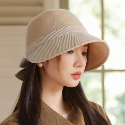 Koreaanse Versie van Herfst en Winter Nieuwe Hoed voor Vrouwen met Grote Rand die Gezicht Toont Kleine Eendjesbal Pet Casual Veelzijdige Koepelhoed Strik Bekkenhoed One Size beige