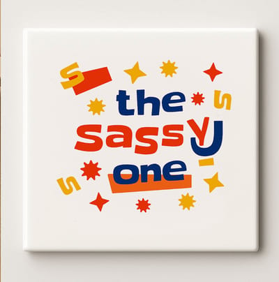 Grappige Tegel “The Sassy One” 15x15 cm – Speelse en Kleurrijke Keramische Wanddecoratie Cadeau voor Vrienden, Tieners of Huisdecoratie