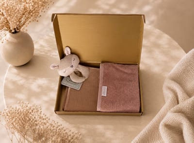 Kraampakket beige / roze – Hydrofiele Knuffeldoek & Slab 100% Katoen – Baby Cadeauset – babyshower – baby meisje – Gouden Geschenkverpakking – Brievenbus Kraamcadeau