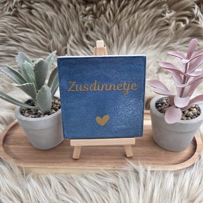 Robuust Wenstegeltje – Zusdinnetje – 10x10 cm – Lief Cadeau voor Zus of Beste Vriendin – Stijlvolle Wanddecoratie met Betekenis – Trendy nu