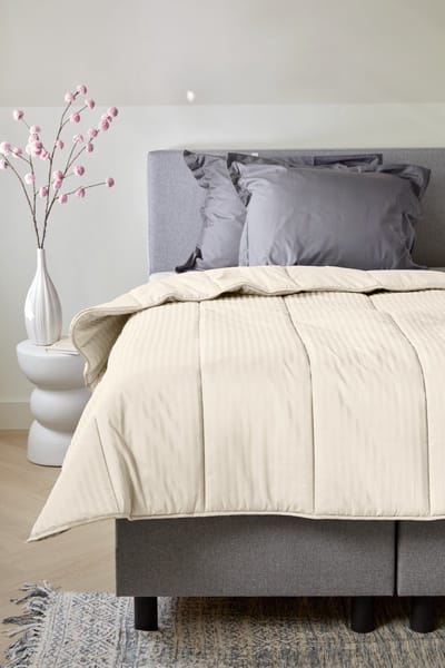Dreamers Den - Lazy Dekbed - Streep - Dekbed zonder overtrek - Wasbaar dekbed zonder dekbedovertrek - Wasbaar - Dekbed met vaste overtrek - 140x200 cm - Creme