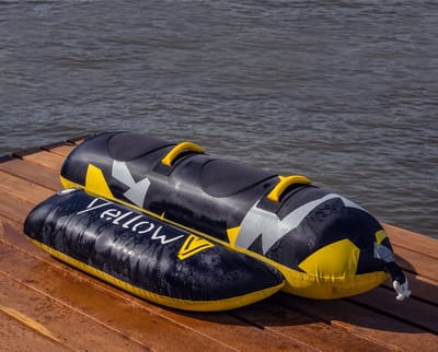 Onvergetelijk waterplezier met de YellowV opblaasbare funtube voor 2 personen model "BANANA"