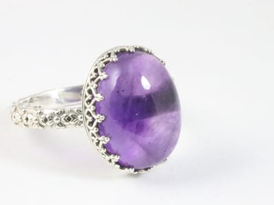 Bewerkte zilveren ring met amethist - maat 18