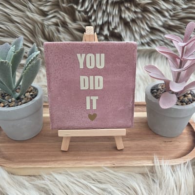Robuust wenstegeltje “You did it” – Keramiek 10x10 cm – Wanddecoratie & Cadeau – Cadeau Geslaagd – incl standaard – Trendy nu - Feest - Geslaagd - Rijbewijs, diploma of ander succes