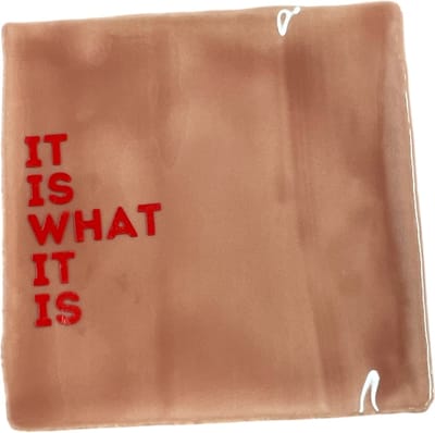 Hippe tegeltje met tekst: It is what it is | Zalm/licht roze met rood | Gepersonaliseerde cadeau | Hippe Spreuktegel | Nieuwe woning cadeau | Housewarming cadeau
