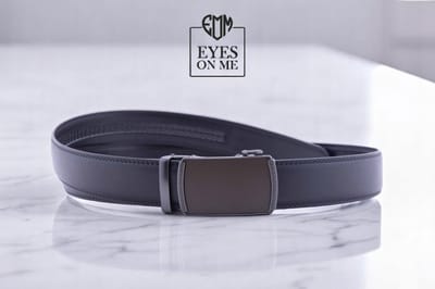 Zwarte lederen riem zonder gaatjes met automatische gesp voor heren ( model L168 )