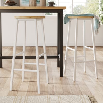 Witte Barstoelen - Set van 2 - Barkrukken 70 cm - Houtlook Zitting - Metalen Frame - 2 Voetsteunen - Verstelbare Voetjes - Draagvermogen tot 150 kg - Keukenkrukken - Keukenstoelen - Barkrukken voor Keukeneiland