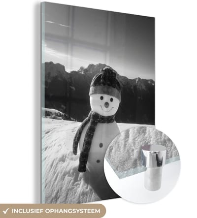 MuchoWow® Glasschilderij 90x120 cm - Schilderij acrylglas - Sneeuwpop met uitzicht op het landschap tijdens de kerstperiode - zwart wit - Foto op glas - Schilderijen