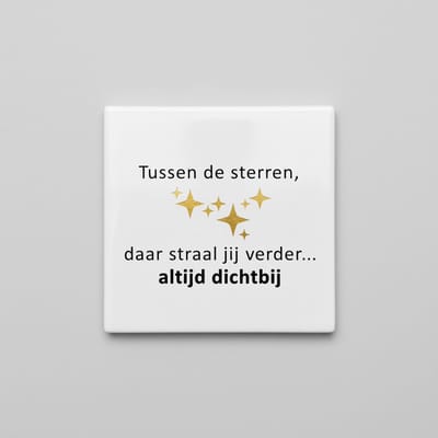 Decoratieve Keramische Tegel “Tussen de Sterren, Altijd Dichtbij” met Gouden Sterren – Herinnering Wanddecoratie – 15 × 15 cm