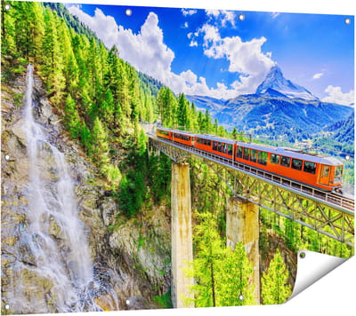 Gards Tuinposter Trein op een Brug bij een Waterval in Zwitserland - 120x90 cm - Tuindoek - Tuindecoratie - Wanddecoratie buiten - Tuinschilderij