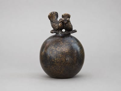Decoratief Beeld - Bronzen Beelden: Urne Met Duiven - Kunststof - Bronzart - Multicolor - 6 X 8 Cm
