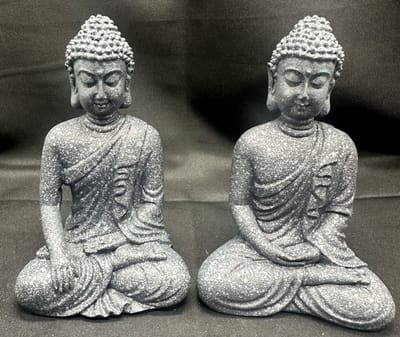 Decoratieve Boeddha beeldjes "zittende boeddha's" - Set van 2 stuks - grijs - hoogte 11 cm x 7 x 7 cm - polyresin - Woonaccessoires