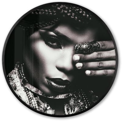 Poster in lijst Rond - Fotolijst 60x60 cm - Posters - Vrouw - Sieraden - Ring - Make up - Zwart - Wit - Ketting - Ronde posterlijst zwart - Decoratie - Wanddecoratie woonkamer - Muurdecoratie slaapkamer