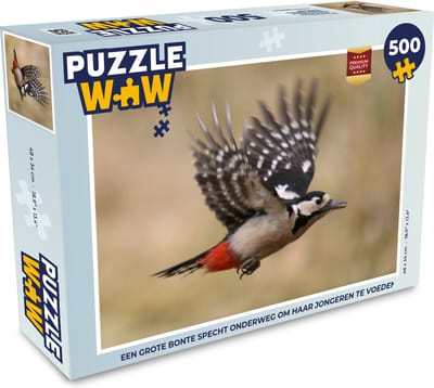 Puzzel Een grote bonte specht onderweg om haar jongeren te voeden - Legpuzzel - Puzzel 500 stukjes