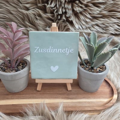 Robuust Wenstegeltje – Zusdinnetje – 10x10 cm – Lief Cadeau voor Zus of Beste Vriendin – Stijlvolle Wanddecoratie met Betekenis – Trendy nu – Decoratief Tegeltje met Standaard – Cadeau Idee