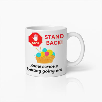 330ml "Stop Sta Achteruit! Serieuze Breiwerk Aan De Gang" Grappige Mok Voor Breiliefhebbers – Uniek Cadeau Voor Creatievelingen – Duurzame Keramische Beker