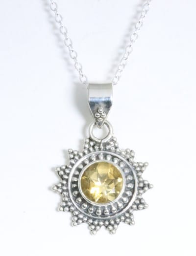 Fijne bewerkte ronde zilveren hanger met citrien aan ketting