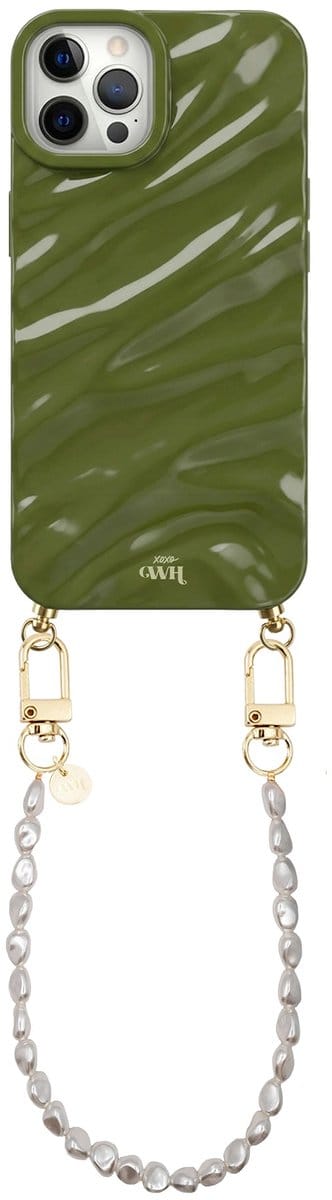 xoxo Wildhearts Glaze Cord Case Groen - Geschikt voor iPhone 12 Pro Max - Pearlfection - Kort koord - Glimmend siliconen telefoonhoesje met plooien - Dream hoesje met koord - Parelketting - Telefoonkoord