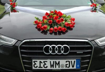 Autoboeket Decoratie - Bruiloft Versiering - Huwelijksdag Auto - Sterke Zuignappen - 110cm Sjerpen - Rood