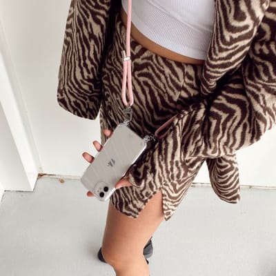xoxo Wildhearts siliconen hoesje - Geschikt voor iPhone 12 Pro - Telefoonhoesje - Hoesje met koord - Telefoonkoord - Transparant hoesje - Roze koord