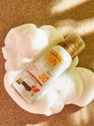 Gerovital zonnebrand mousse - Babies & kinderen SPF30 Mousse - Water bestending - Zonder kleurstoffen en alcohol - zonbescherming -beschermende hydratatie - Dermatologisch getest - 100ml- Gerovital SUN