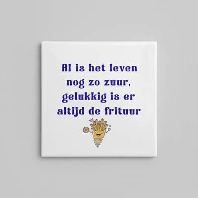 “Al Is Het Leven Nog Zo Zuur, Gelukkig Is Er Altijd De Frituur” Tegel – Grappige 15×15 cm Keramische Friet Humor Wanddecoratie Cadeau