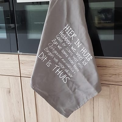 Theedoek met tekst bedrukt cadeau hier in dit huis iets anders dan wandbord of tekstbord grijs keukendoek ook als set vaderdag moederdag cadeau voor papa mama